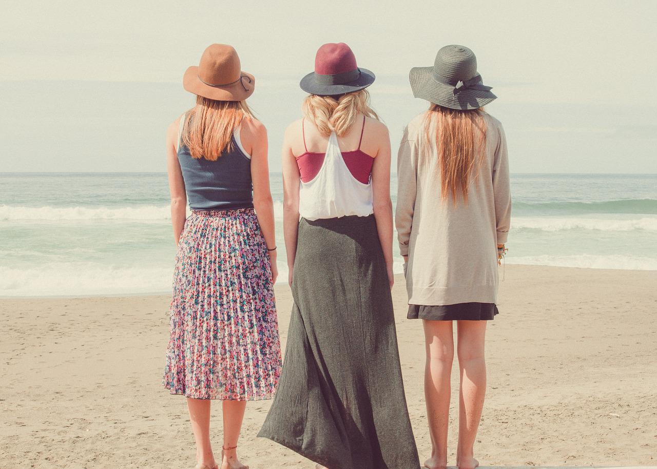 ビーチで三人の女性が並んでいる画像