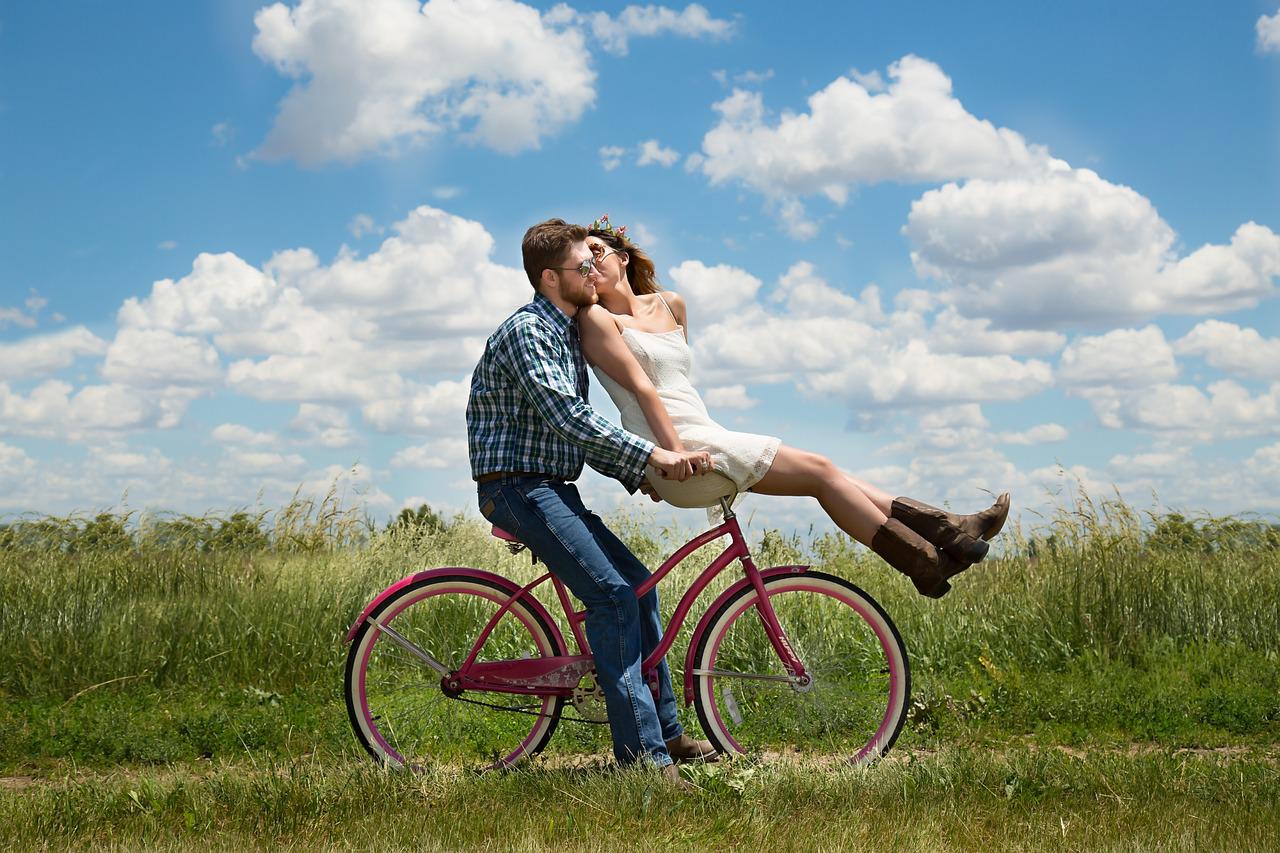自転車に乗っているカップルの画像