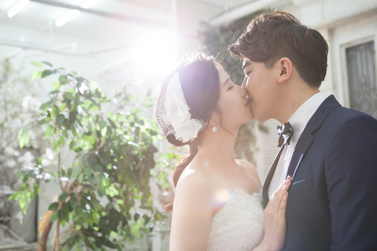 韓国人がキスをしている画像