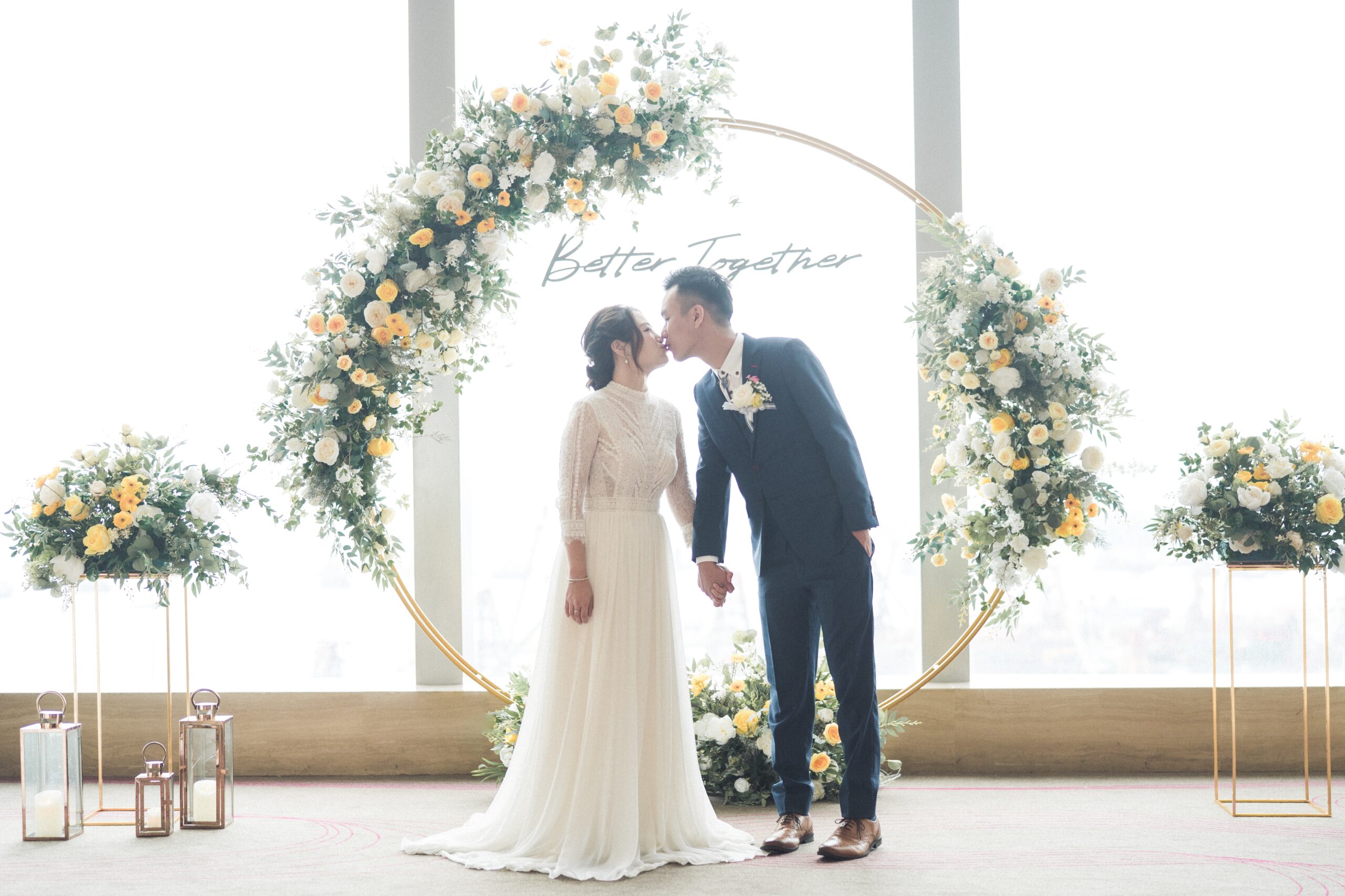 結婚式で韓国人カップルがキスをしている画像